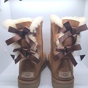 UGG Boots Bailey Bow II SZ 8 Chestnut Brown Suede Shearling Ribbon Back